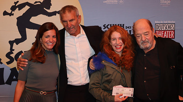 "Schuh des Manitu" im Deutschen Theater am 14.10.2021 : Münchens Kommunalreferentin Kristina Frank, Deutsches Theater Geschäftsführer Werner Steer, Laura und Ralph Siegel auf dem roten Teppich (©Foto: Martin Schmitz)